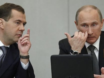 Vladimir Putin (derecha) junto a  Dimitri Medv&eacute;dev, ayer en la Duma.