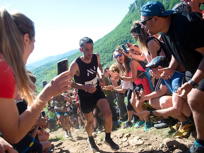 Spanish ultra trailer Kilian Jornet competes in the XXI Zegama-Aizkorri Mendi Maratoia ultra-trail competition on May 29, 2022, in Zegama. - The annual Zegama-Aizkorri mountain marathon is an alpine trail-running event  that scores for the Golden Trail World Series 2022. (Photo by Ander GILLENEA / AFP)