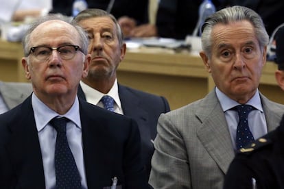 Rodrigo Rato (izquierda) y Miguel Blesa (derecha), expresidentes de Caja Madrid, en la Audiencia Nacional en 2016 durante el juicio por el fraude de las tarjetas black.