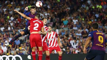 Piqué remata ante Bernardo durante el último Barcelona-Girona disputado en el Camp Nou.