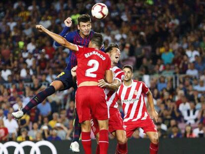Piqué remata ante Bernardo durante el último Barcelona-Girona disputado en el Camp Nou.