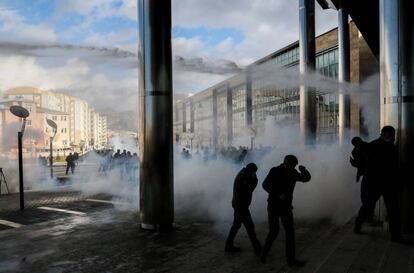 La polic&iacute;a utiliza agua a presi&oacute;n y gases lacrim&oacute;genos para dispersar a los manifestanes que se hab&iacute;an reunido este jueves para protetar contra la detenci&oacute;n del alcalde de Van, ciudad de mayor&iacute;a kurda del este de Turqu&iacute;a.
 