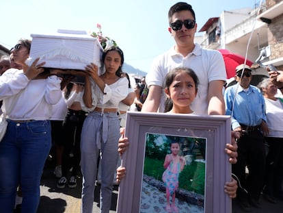 Familiares de la niña Camila llevan su ataúd y retrato, este 29 de marzo en Taxco (México).