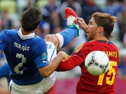 Ramos (d) disputa un balón con Maggio en el duelo de la fase de grupos.