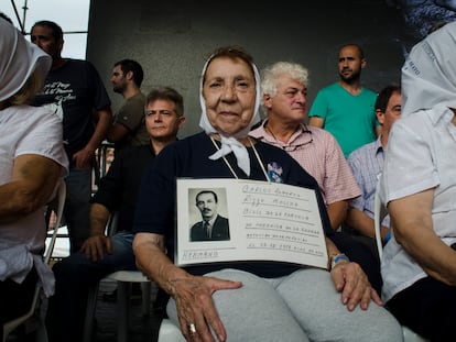 Una madre de la Plaza de Mayo retratada durante una ceremonia frente a la Casa Rosada, la residencia oficial del ejecutivo, en Buenos Aires (Argentina), en marzo de 2016.