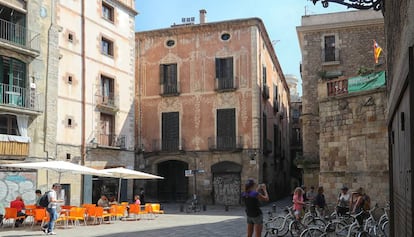 El Palau Moxó, a la plaça Sant Just i Pastor de Barcelona, en el centre de la imatge.