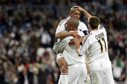 Roberto Carlos se abraza a Ronaldo y Owen tras marcar el segundo tanto con un libre indirecto.