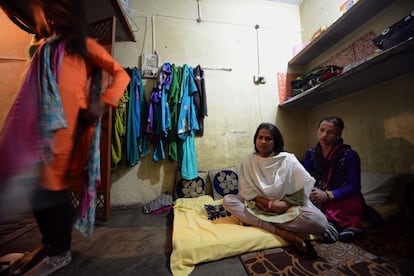 Kangana y Kalawati en el pequeño piso de Delhi en el que reciben a sus aprendices, a los que exigen un pago por su protección y el acceso a servicios de la comunidad 'hijra'.
