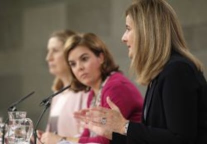 La ministra de Empleo y Seguridad Social, F&aacute;tima B&aacute;&ntilde;ez (d), junto a la vicepresidenta del Gobierno, Soraya S&aacute;enz de Santamar&iacute;a (c), y la ministra de Fomento, Ana Pastor (i), durante su intervenci&oacute;n en la rueda de prensa posterior a la reuni&oacute;n del Consejo de Ministros el viernes pasado. 