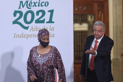 La directora Ejecutiva ONU Mujeres, Phumzline Mlambo-Ngcuka, con el presidente de México, Andrés Manuel López Obrador