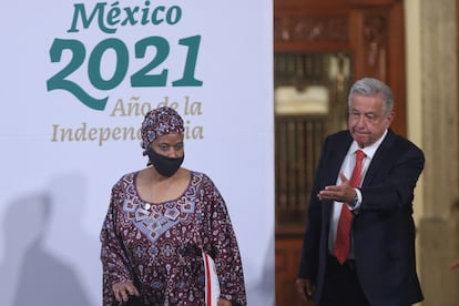 La directora Ejecutiva ONU Mujeres, Phumzline Mlambo-Ngcuka, con el presidente de México, Andrés Manuel López Obrador