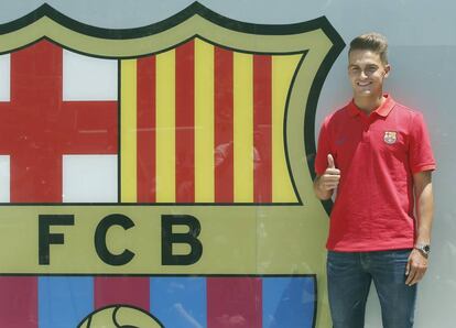 El centrocampista Denis Suárez, posa hoy en una sesión fotográfica frente a las oficinas del FC Barcelona después de su presentación.