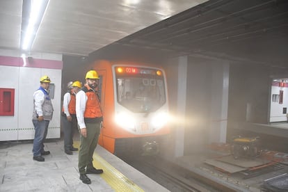 Funcionarios del Sistema de Transporte Colectivo Metro supervisan el correcto funcionamiento de la línea 1, en su tramo de Salto del Agua a Chapultepec. 