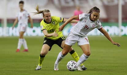 Alexia Putellas protege el balón ante la jugadora de la República Checa Klara Caynova este viernes en el estadio de La Cartuja.