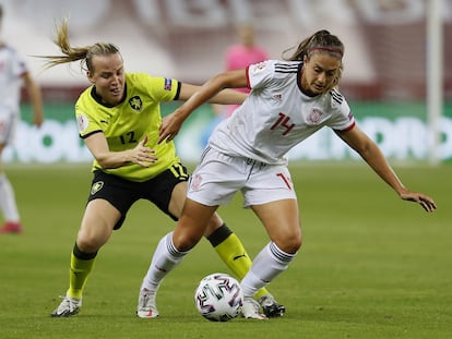 Alexia Putellas protege el balón ante la jugadora de la República Checa Klara Caynova este viernes en el estadio de La Cartuja.