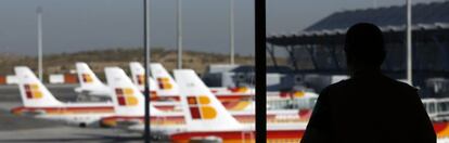 Vista de las pistas de la T4 desde una ventana del aeropuerto de Barajas Adolfo Su&aacute;rez. 