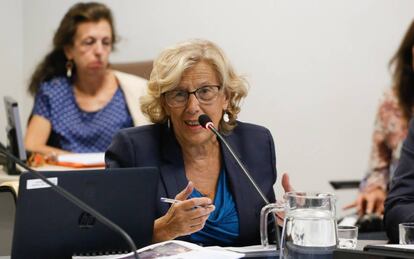 Manuela Carmena responde en la Comisión de Cultura y Deportes del Ayuntamiento de Madrid.