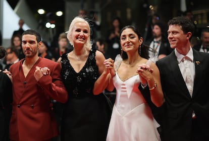 Julia Ducournau y el equipo de ‘Alpha’, el lunes en Cannes.