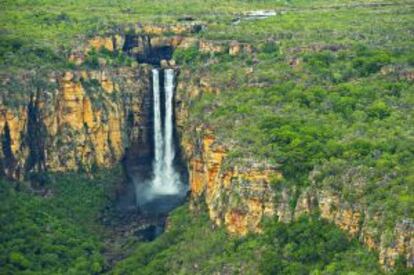 Vista aérea de las cascadas Jim Jim, en el parque nacional de Kakadu (Australia).