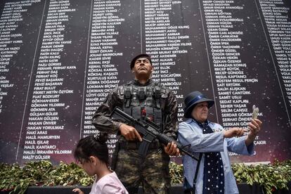 Selfie frente a un memorial con los nombres de los muertos en el intento de golpe.