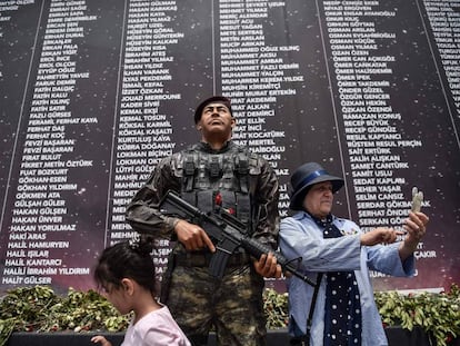 Selfie frente a un memorial con los nombres de los muertos en el intento de golpe.