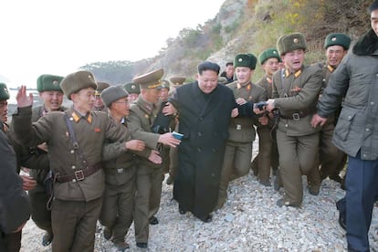 Kim Jong-un inspecciona un batallón de operaciones especiales bajo la Unidad 525 del Ejército Popular Coreano en un lugar no revelado. Fotografía sin fecha publicada por la KCNA el 4 de noviembre de 2016.