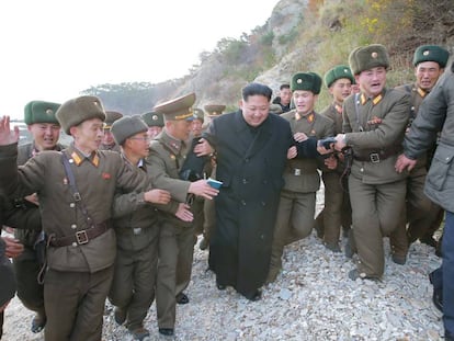 Kim Jong-un inspeciona um batalhão.