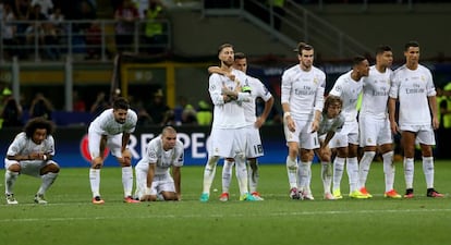 Jugadores del Real Madrid, durante la tanda de penaltis de la final de la Champions.