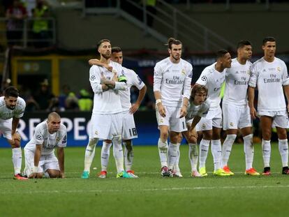 Jugadores del Real Madrid, durante la tanda de penaltis de la final de la Champions.