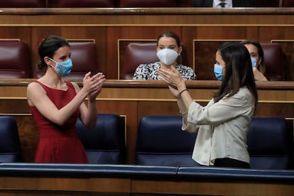 La ministra de Igualdad, Irene Montero (izquierda), y la de Derechos Sociales, Ione Belarra, aplauden durante el pleno del Congreso este jueves.