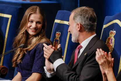 Felipe VI habla con la princesa Leonor tras su intervención en la gala.