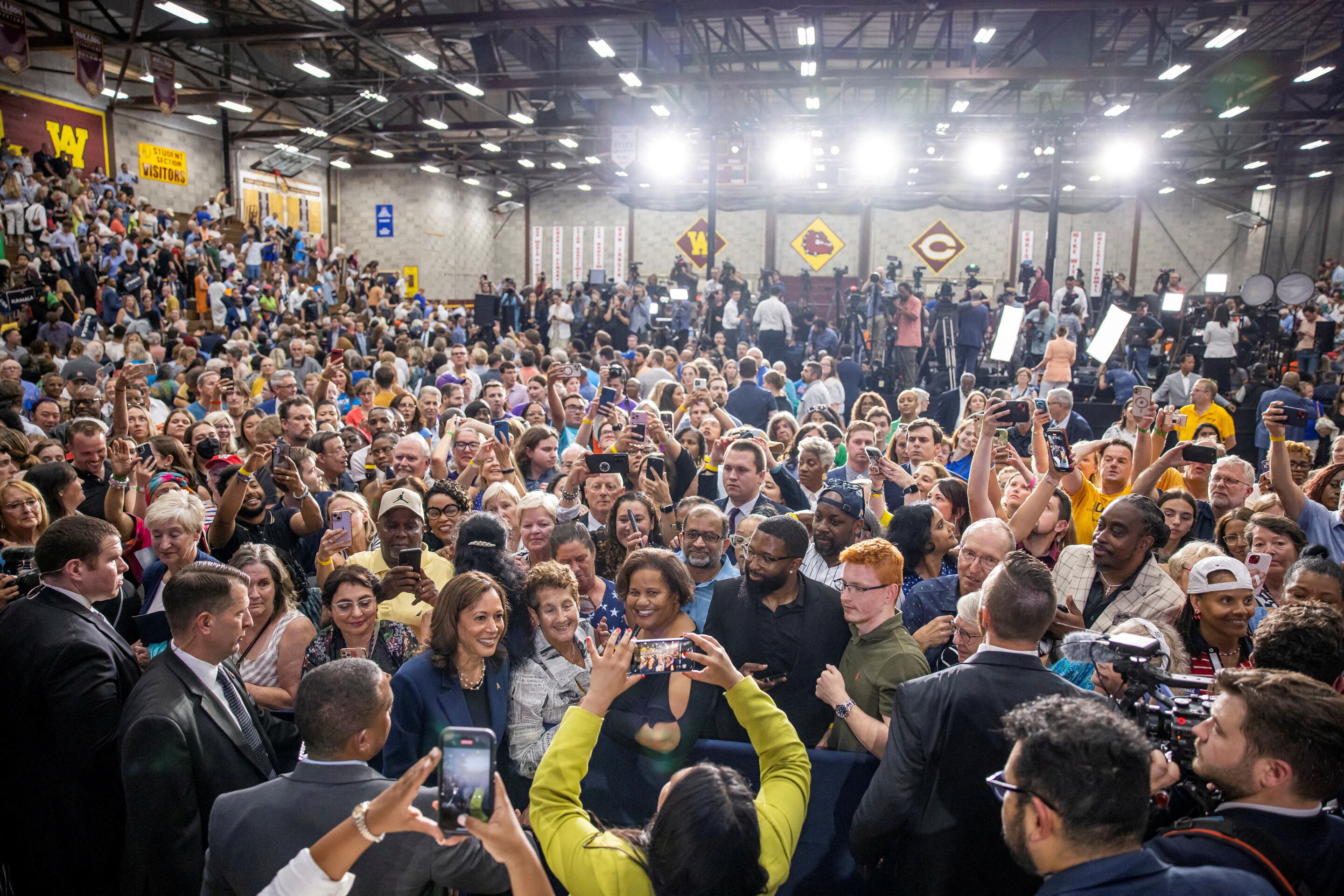 Mujeres, negros y latinos: los votantes en los que Kamala Harris confía para ganar 