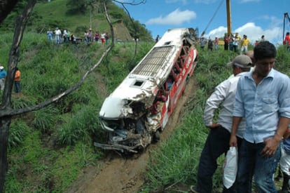 Así quedó el autobús que cayó en un barranco en una zona costera de Ecuador