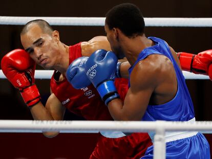Eldric Sella Rodríguez, venezolano del Equipo Olímpico de Refugiados, se enfrenta a Euri Cedeno de República Dominicana en Tokio el 25 de julio.