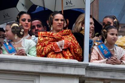 El secretario general del PSPV-PSOE, Jorge Alarte, ha seguido la <i>mascletà</i> desde el balcón del Ayuntamiento.