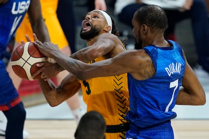 Kevin Durant intenta frenar a Patty Mills durante el partido entre Estados Unidos y Australia.