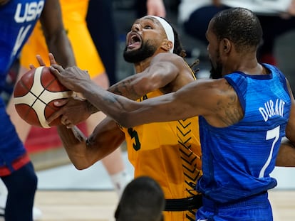 Kevin Durant intenta frenar a Patty Mills durante el partido entre Estados Unidos y Australia.