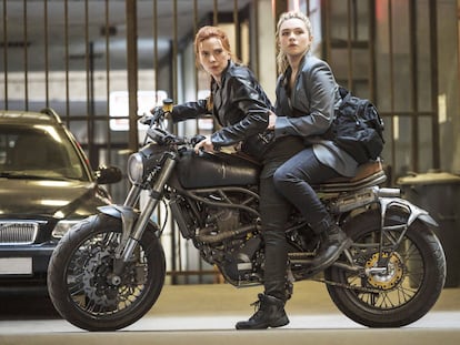 Scarlett Johansson y Florence Pugh, en 'Viuda negra'.