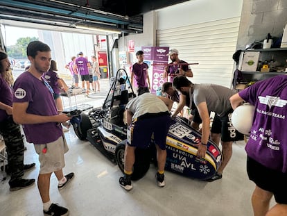 Miembros del equipo de Formula Student Vall Racing, de la Universidad de Valladolid, en un box del Circuito de Cataluña.