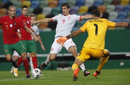 El español Gerard Moreno tiene una oportunidad salvada por el guardameta de Portugal Rui Patricio