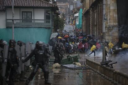 Hasta este martes se habían registrado 20 muertos, 87 desaparecidos y más de 800 heridos desde que las protestas arrancaron el miércoles pasado contra una reforma tributaria que el presidente Iván Duque ya ha retirado. La marcha atrás no ha enfriado los ánimos.