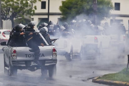 Policiais de choque disparam contra estudantes universitários que protestam contra o presidente Daniel Ortega em Manágua (Nicarágua), em 28 de maio de 2018.