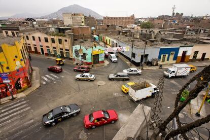 Panorámica del punto que da nombre al barrio limeño, Cinco esquinas, en el cual se inspira Vargas Llosa para su nueva novela.