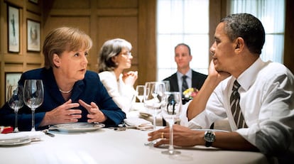 El presidente Obama y la canciller alemana Angela Merkel comparten mantel en el restaurante 1789 de Washington.