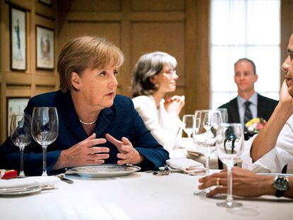 El presidente Obama y la canciller alemana Angela Merkel comparten mantel en el restaurante 1789 de Washington.