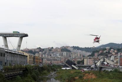 Un helicóptero de rescate sobrevuela la zona del accidente.