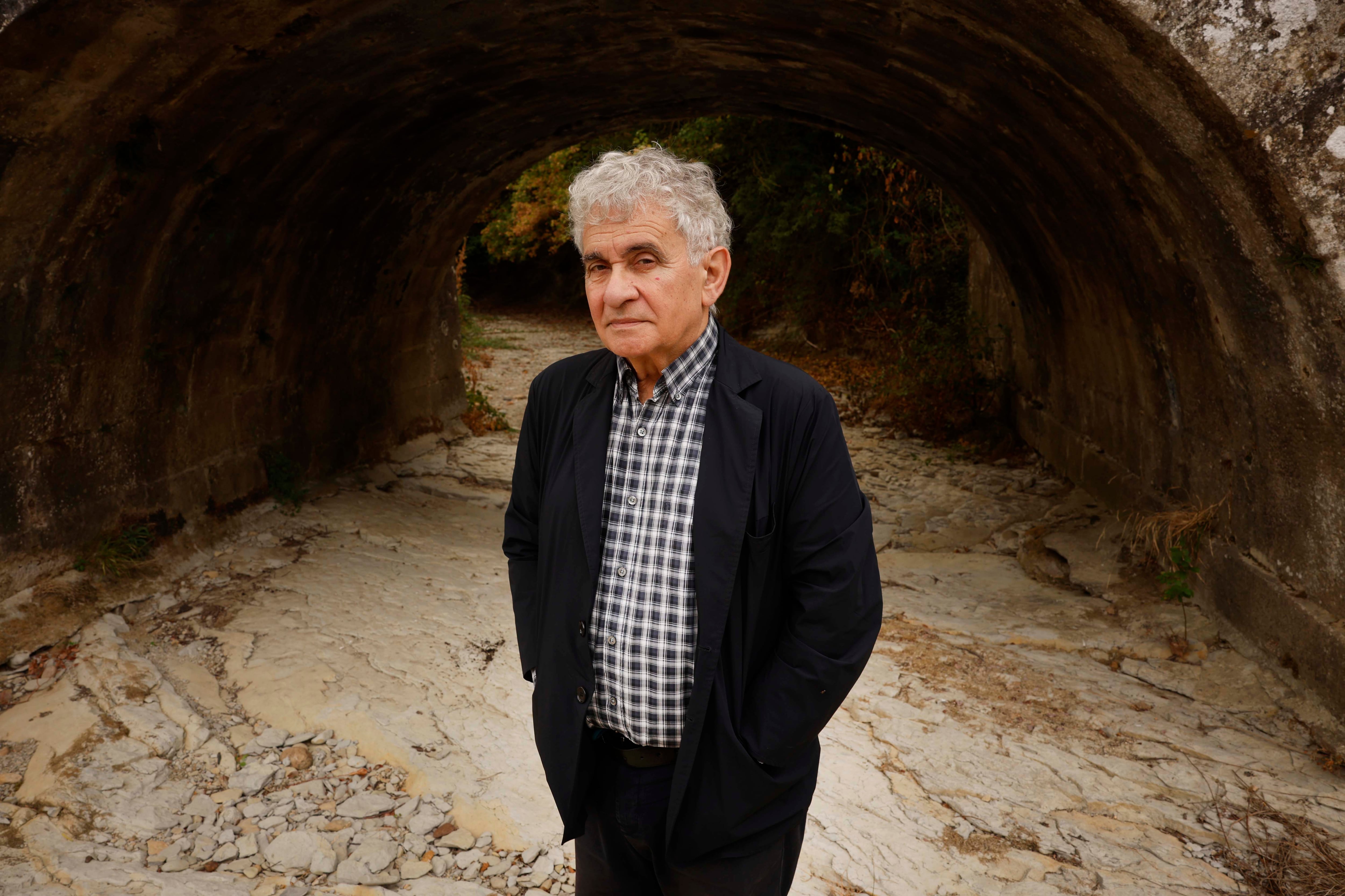 Bernardo Atxaga, entre golondrinas y demonios: “A veces el humor cruel desvela una realidad”