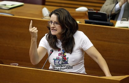 La defensa de la educación pública es uno de los estandartes que defiende desde Compromís Mònica Oltra, y así lo demostró en un pleno de junio de 2012 con una camiseta en contra de los recortes y de la saturación en las aulas. 'Por la educación pública, no a la masificación', se podía leer en valenciano en la prenda escogida por la parlamentaria.