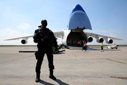 Um avião com equipamento sanitário chinês chega ao aeroporto de Paris-Vatry (França), no último domingo.