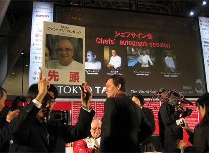 Juan Mari Arzak firma ejemplares de sus libros, ayer en Tokio.